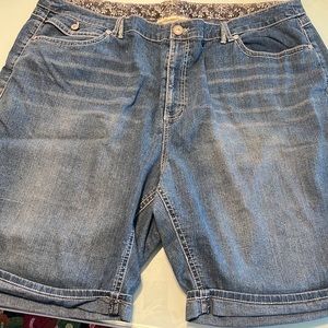 Avenue Bermuda jean shorts size 26